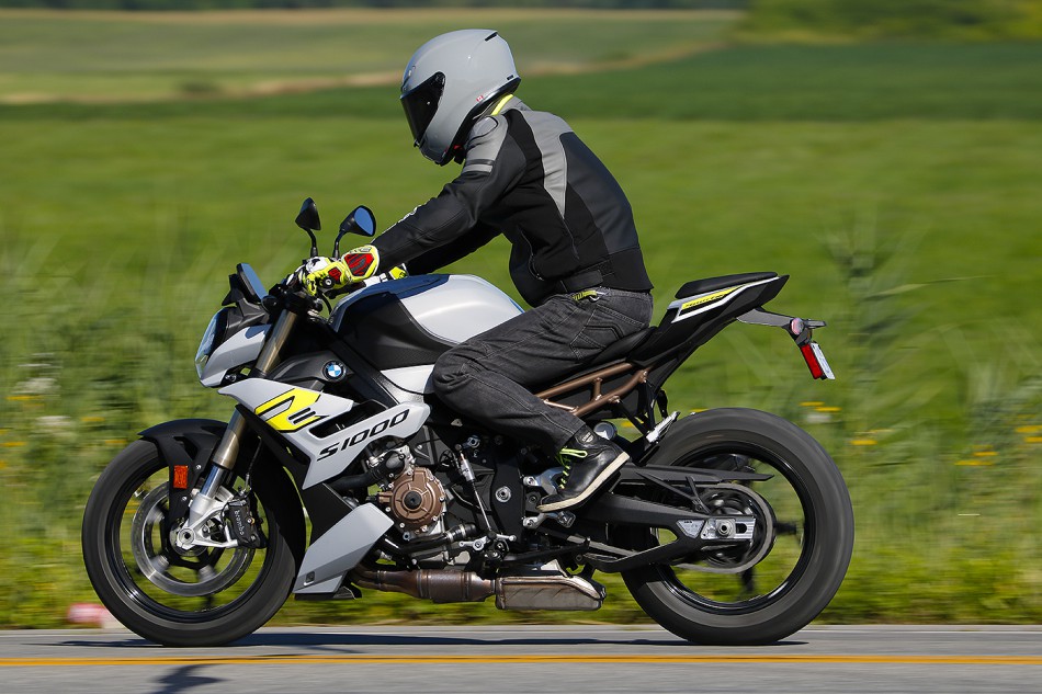 2021-BMW-S1000R-Action-14