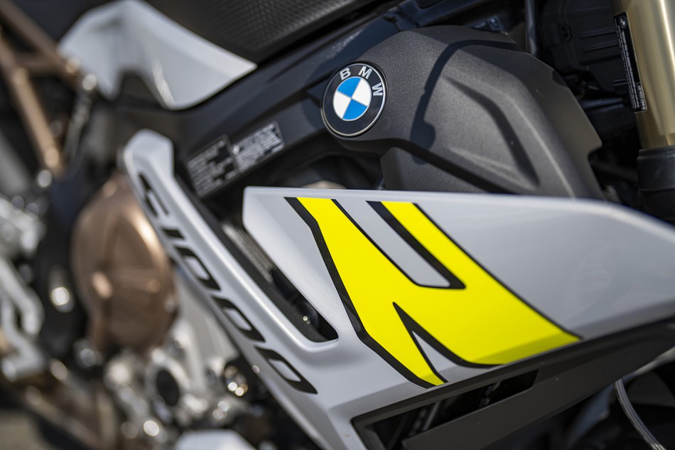2021-BMW-S1000R-Detail-02