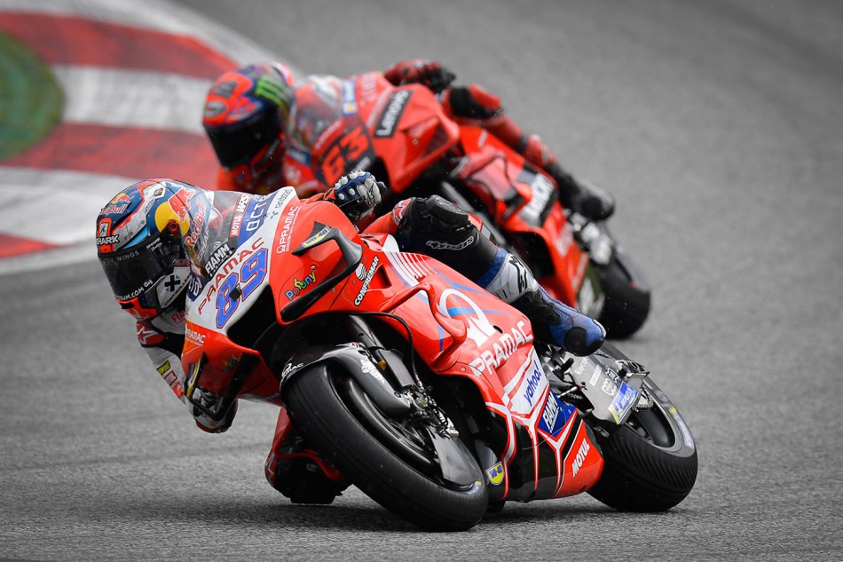 Jorge Martin (89), ici devant Bagnaia, finit troisième.