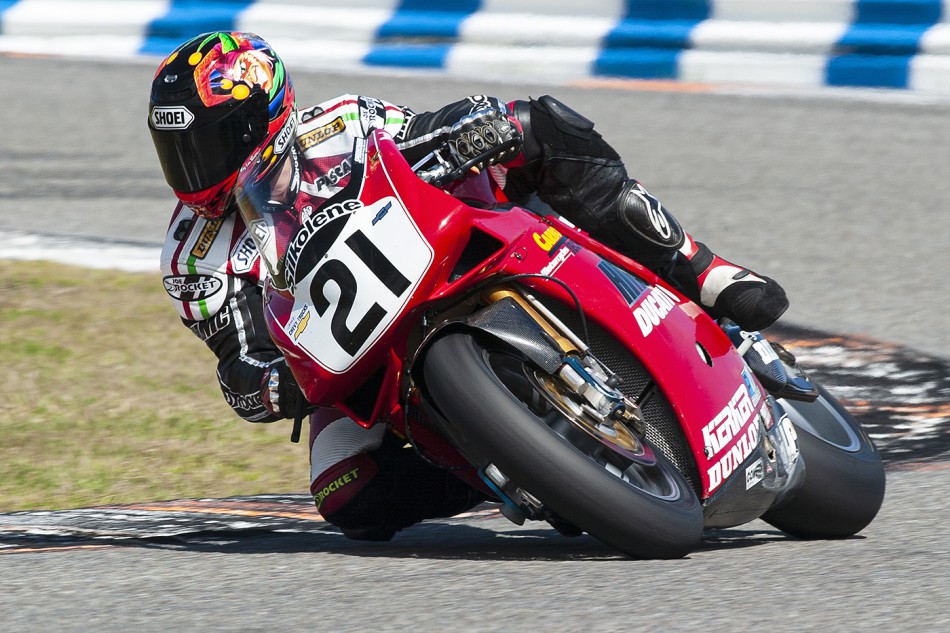 Pascal Picotte dans ses œuvres au guidon de la Ducati 888 de Fast By Ferracci 