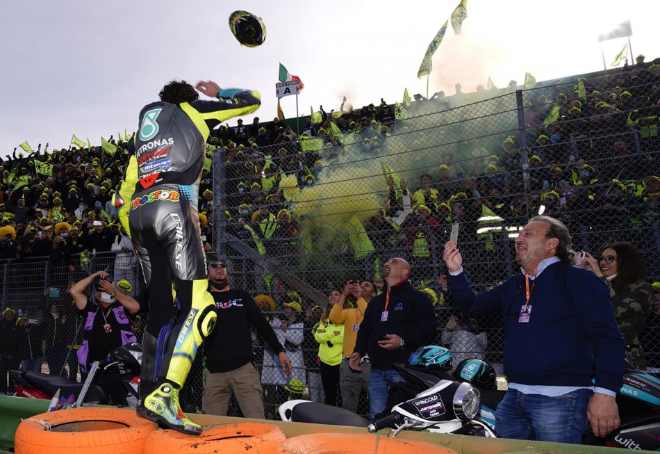 Valentino lance son casque dans la foule italienne à qui il fait ses adieux.