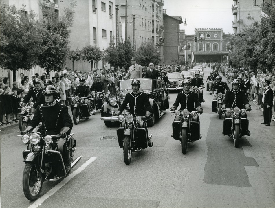 Le régiments des Cuirassiers assurant l'escorte du Général De Gaule, lors de sa visite officielle en Italie, en 1959