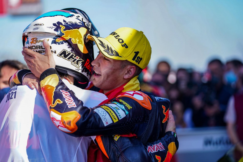 Belle image de sportivité entre Remy Gardner Champion du monde Moto2 2021 et son dauphin et coéquipier Raul Fernandez, 