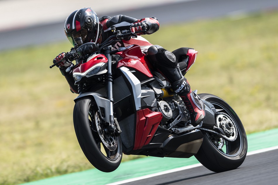 2022_Ducati_Streetfighter_V2 _02_High