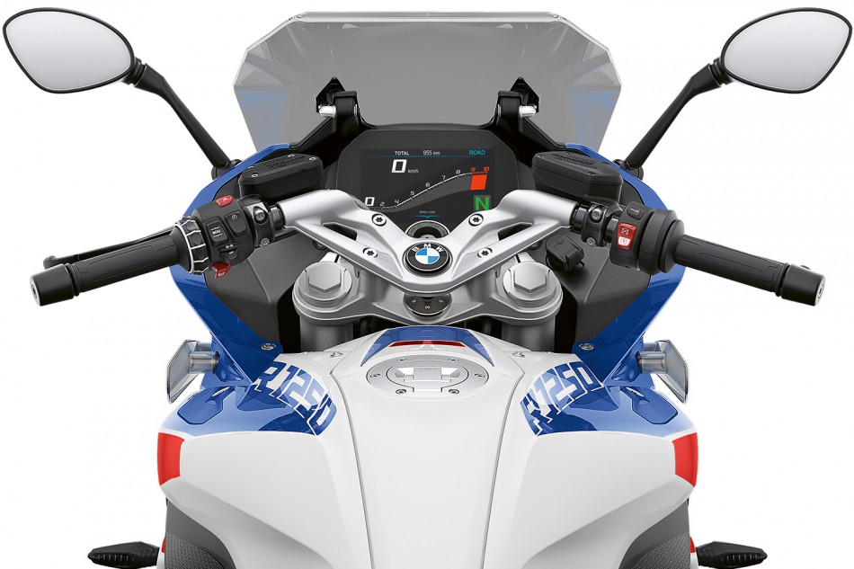 2023-BMW-R1250RS-04